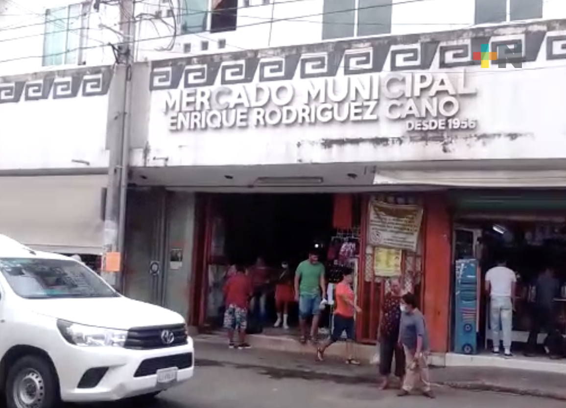 Locatarios brindan mantenimiento al mercado Enrique Rodríguez, en Tuxpan